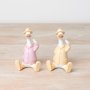 Eendornament zittend pastelgeel 7 x 6 x 11cm