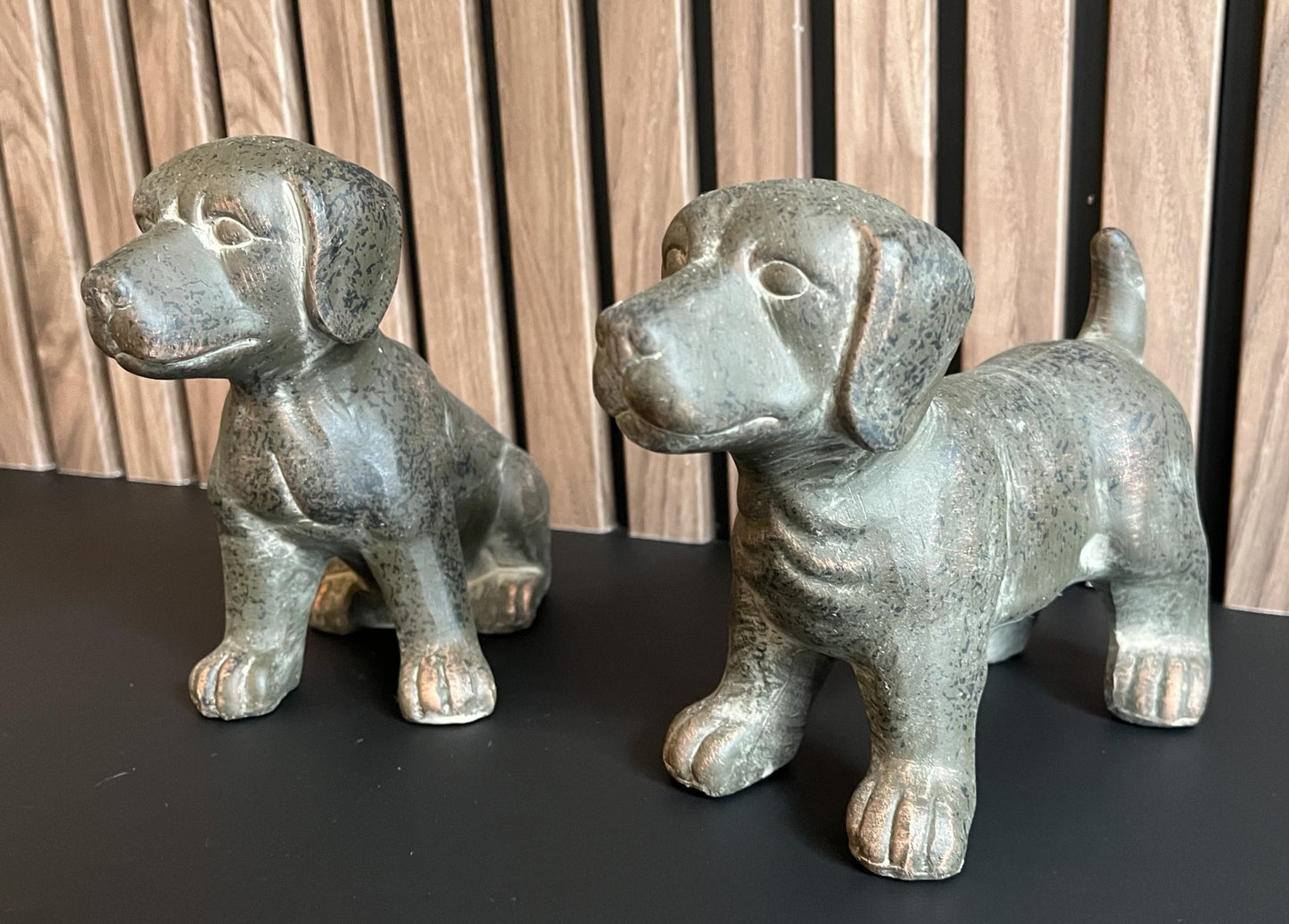 Hond zittend bruin Small