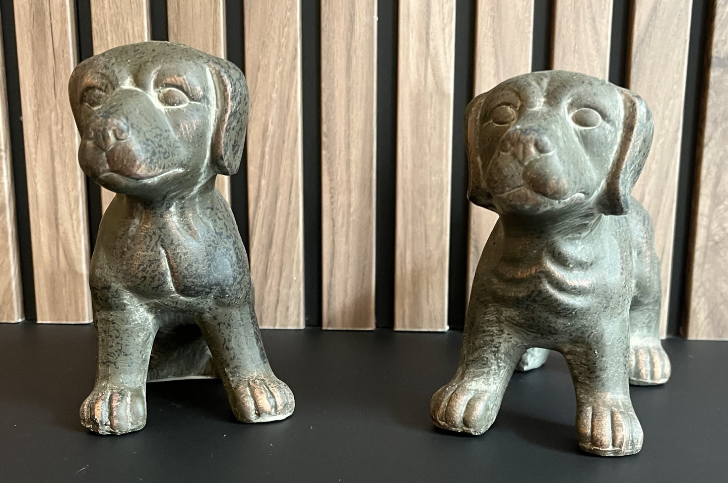 Hond zittend bruin Small