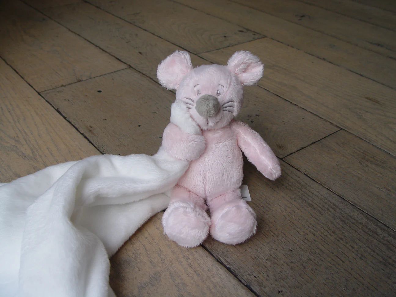 Roze muis met dekentje in handen 40cm