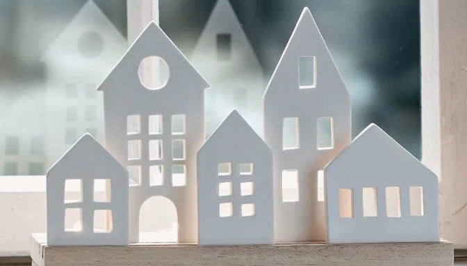 Advent arrangement Huis wit/hout 30x18x10 cm