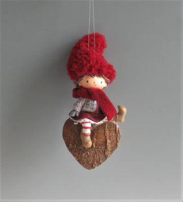 Hangertje houten look jongen rode outfit 14 cm