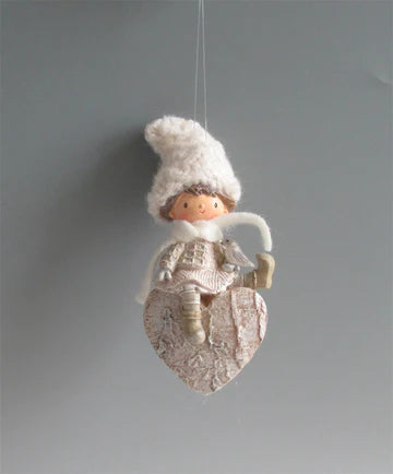 Hangertje houten look jongen witte outfit 14 cm