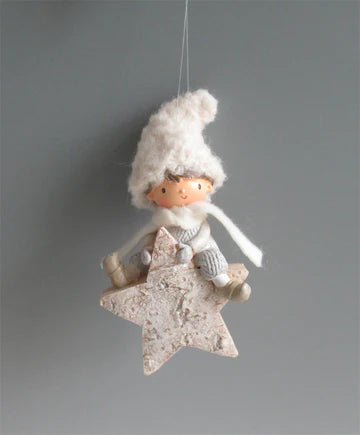 Hangertje houten look meisje witte outfit 14 cm