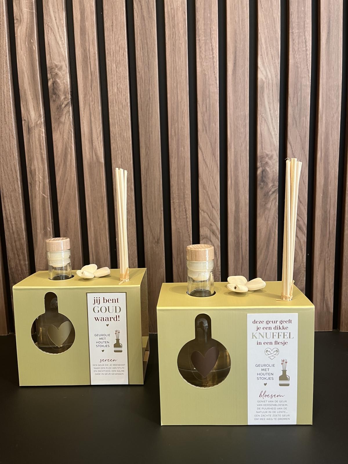Geurolie met houten stokjes gold