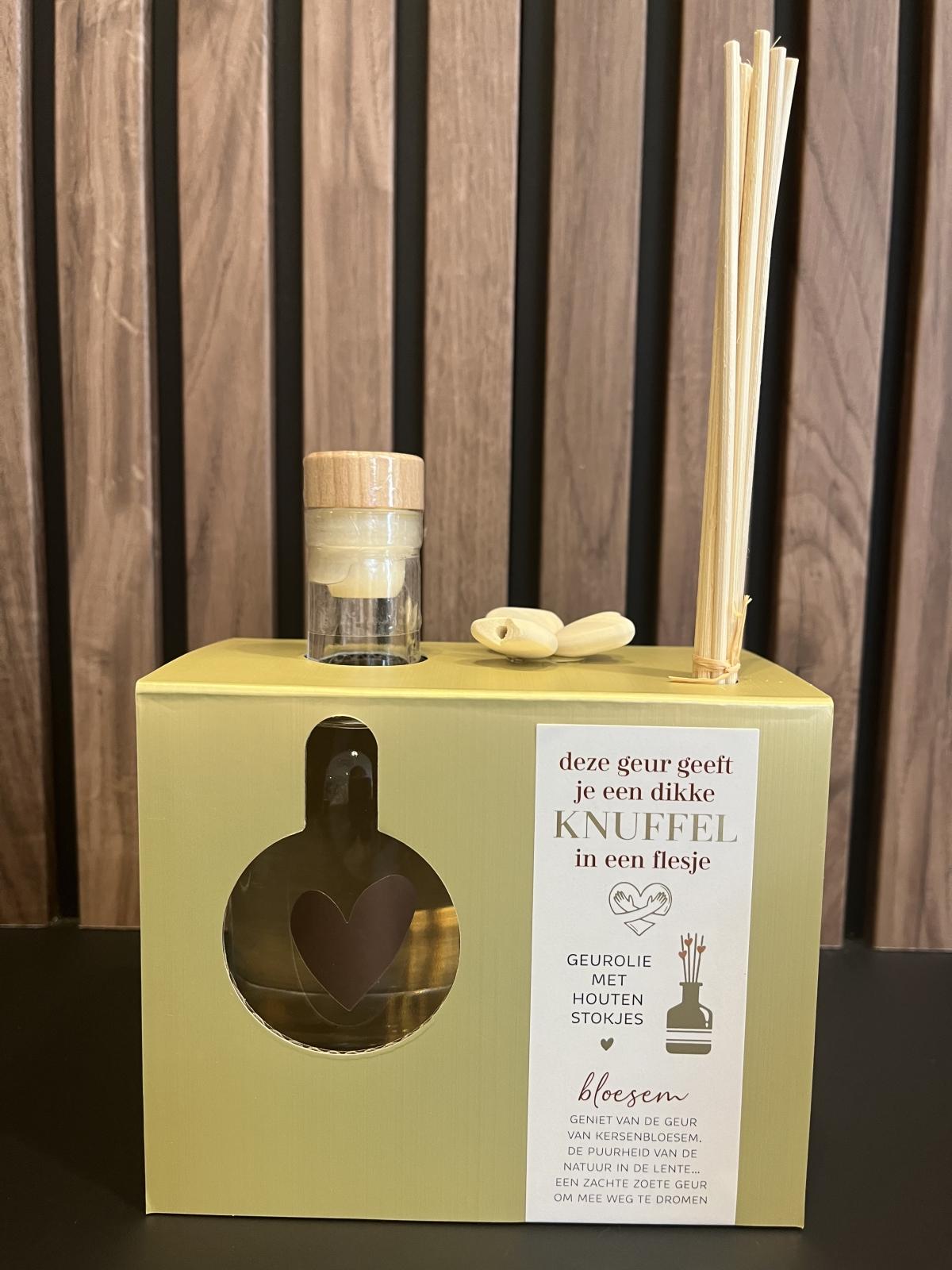 Geurolie met houten stokjes gold