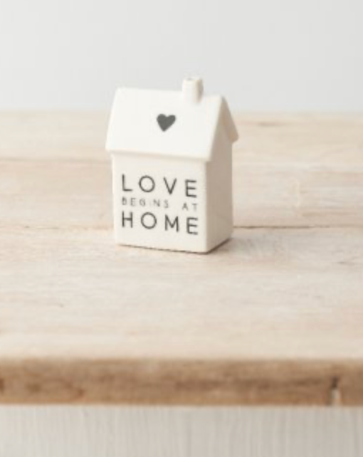 Porselein wit huisje Love begins at home 6,5 x 4 cm