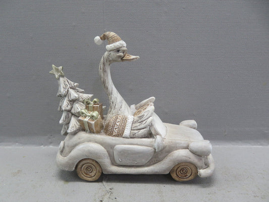 Gans in auto met kerstboom 14,5 cm